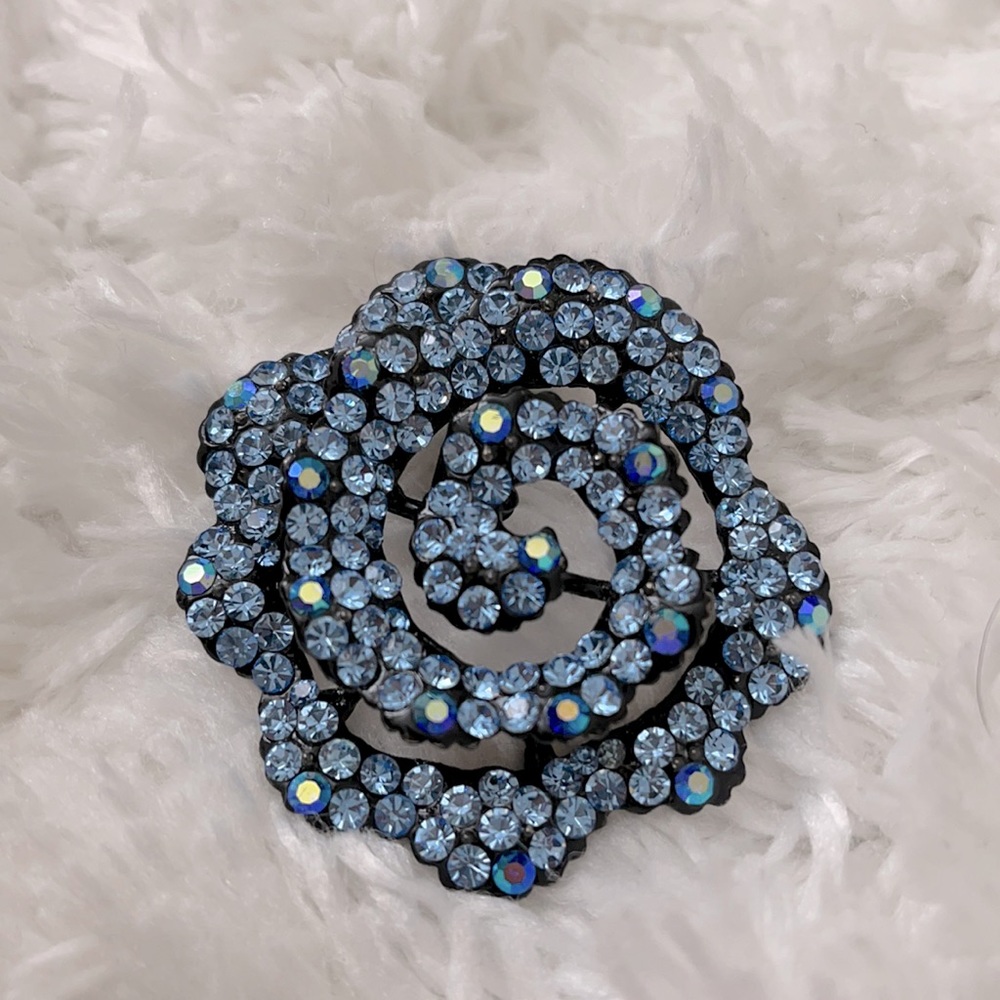 Shimmering Blue rose designed jewelry piece